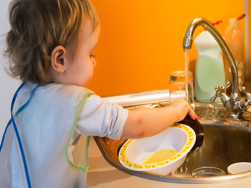 Самостоятельный ребенок. Ребенок моет посуду. Самостоятельность ребенка. Мытье посуды для детей. Мытье посуды детьми