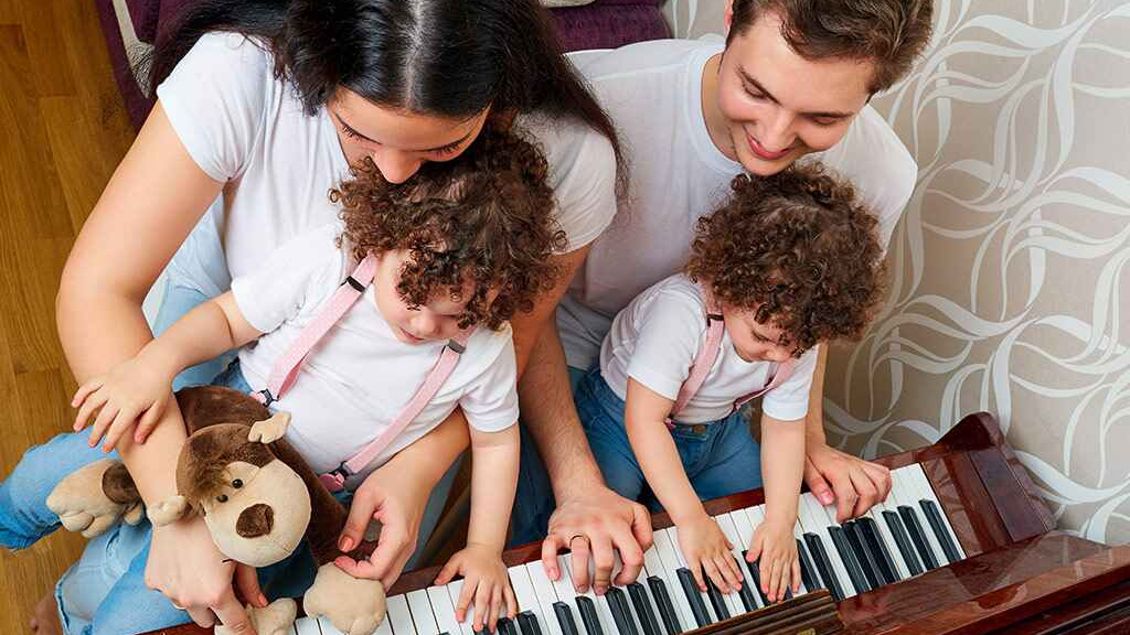 Телефон музыки папа. Музыкальные инструменты для детей. Дети играют на инструментах. Дети с родителями играют на музыкальных инструментах. Занятия на музыкальных инструментах.